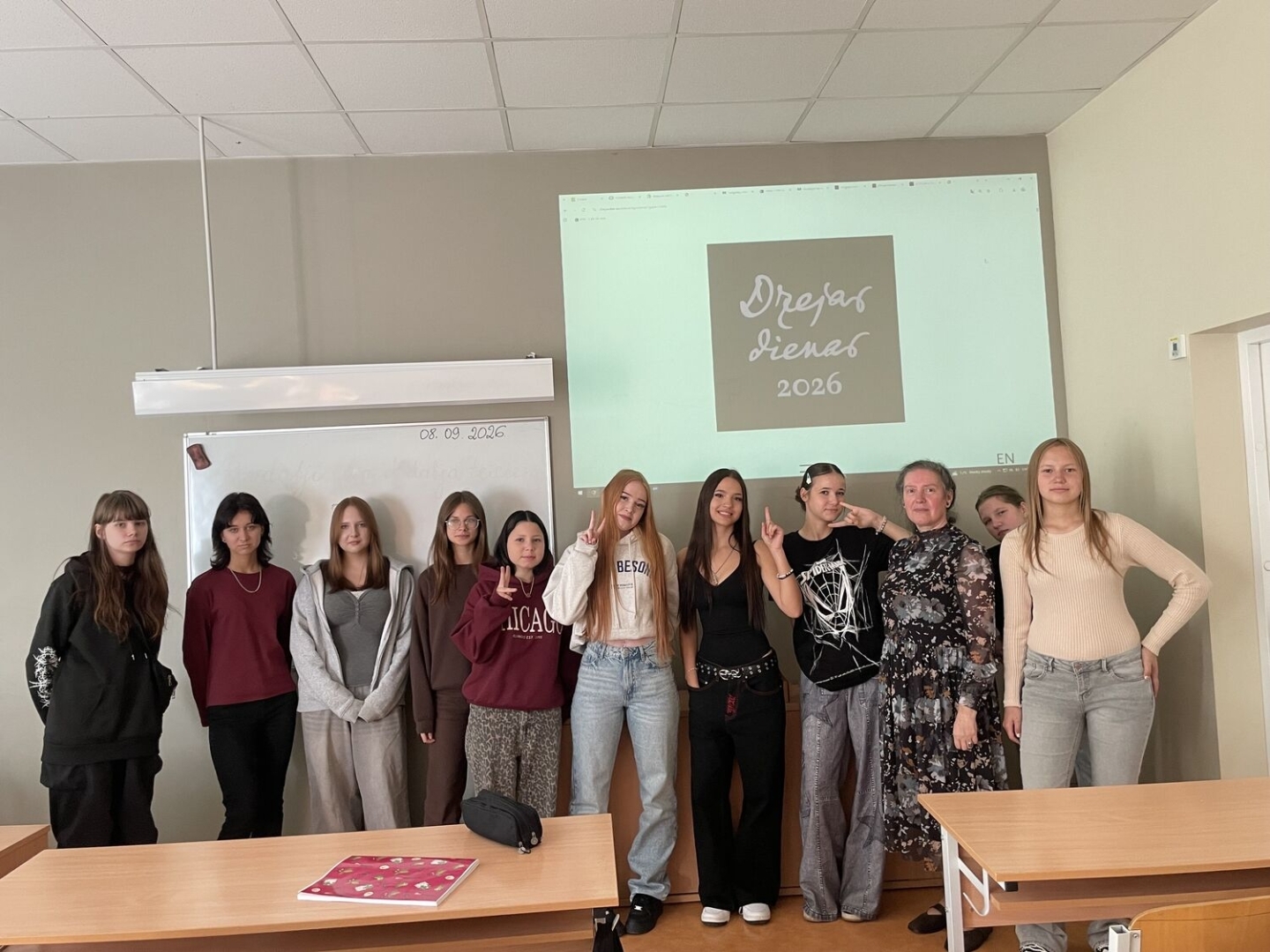 1. kursa izglītojamas kopā ar latviešu valodas un literatūras skolotāju Dzejas dienu aktivitātēs