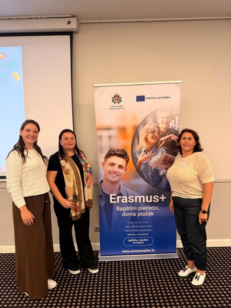 Trīs projektu nodaļas darbinieces pie Erasmus+ senda