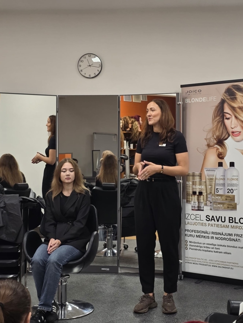 JOICO LumiShine semināra laikā speciāliste demonstrē profesionālās matu krāsošanas metodes un iepazīstina izglītojamus ar produktu pielietojumu