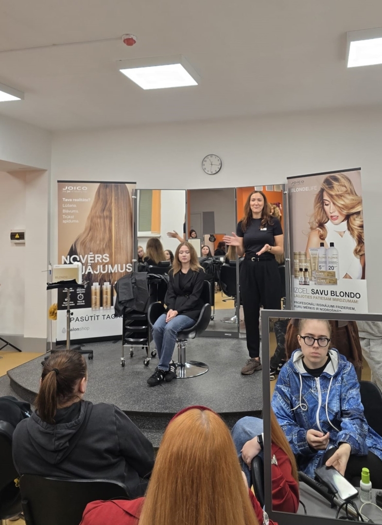 JOICO LumiShine semināra praktiskā nodarbība, kurā izglītojamie iepazīstas ar profesionālās matu krāsošanas metodēm un produktiem