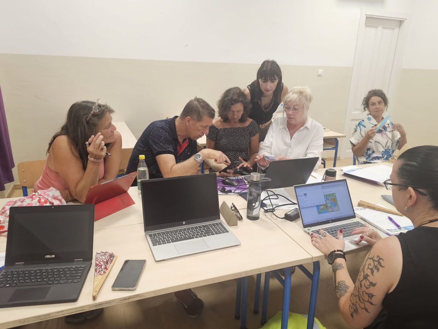 Kursu dalībnieki apspriež apgūto mācību vielu un dalās pieredzē