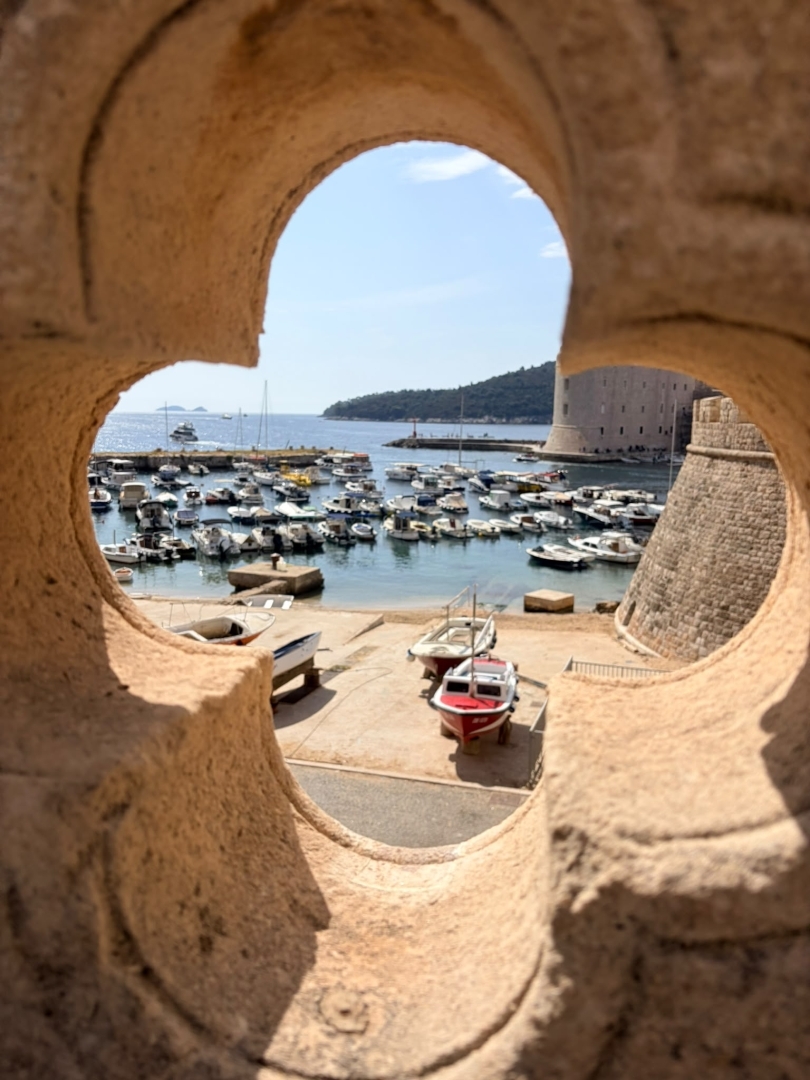 Līcis ar laivām Dubrovnikā