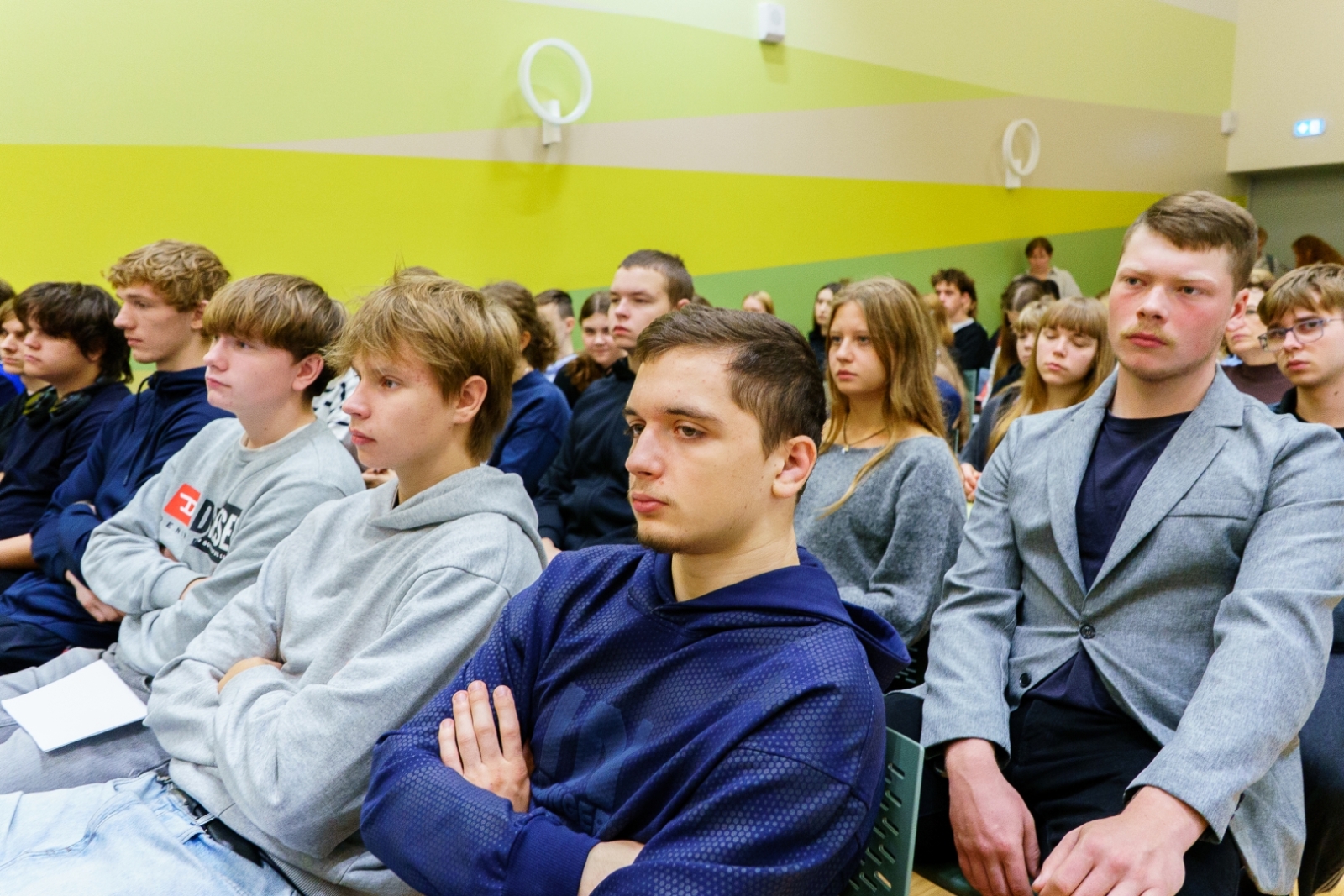 Dalībnieki klausās pasākumu