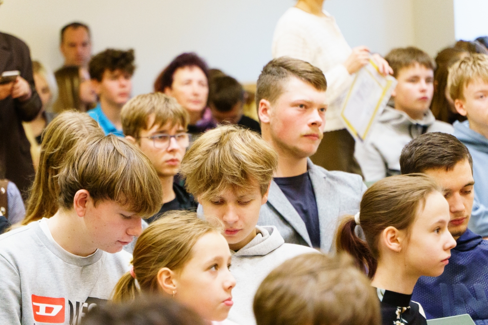 Dalībnieki klausās pasākumu