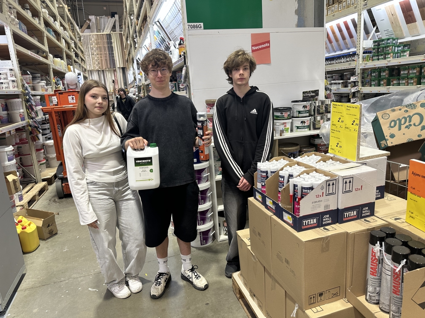 Trīs LD-11 grupas izglītojamo kopbilde DEPO veikalā