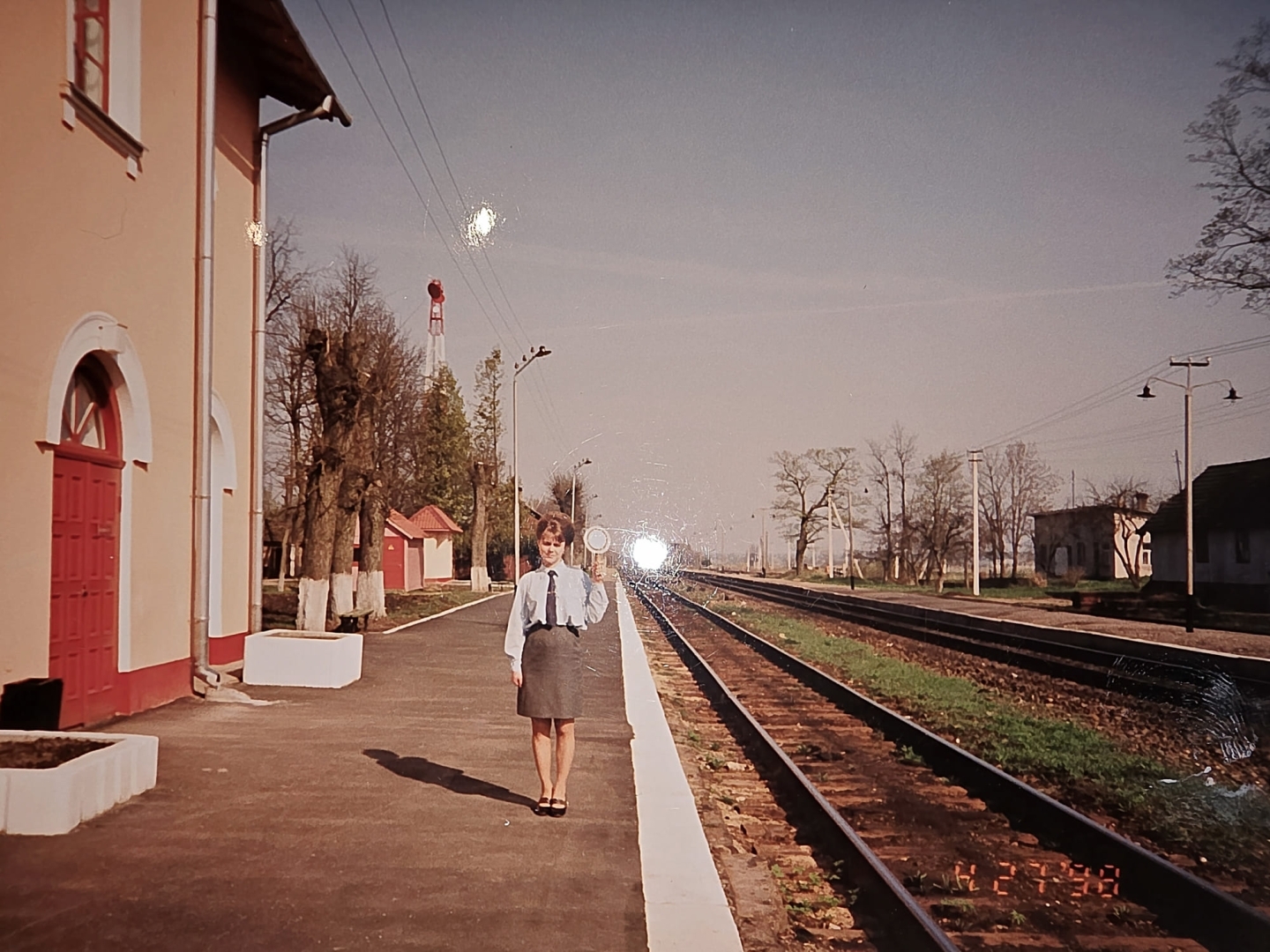 1997. gada foto pie dzelzceļa stacijas