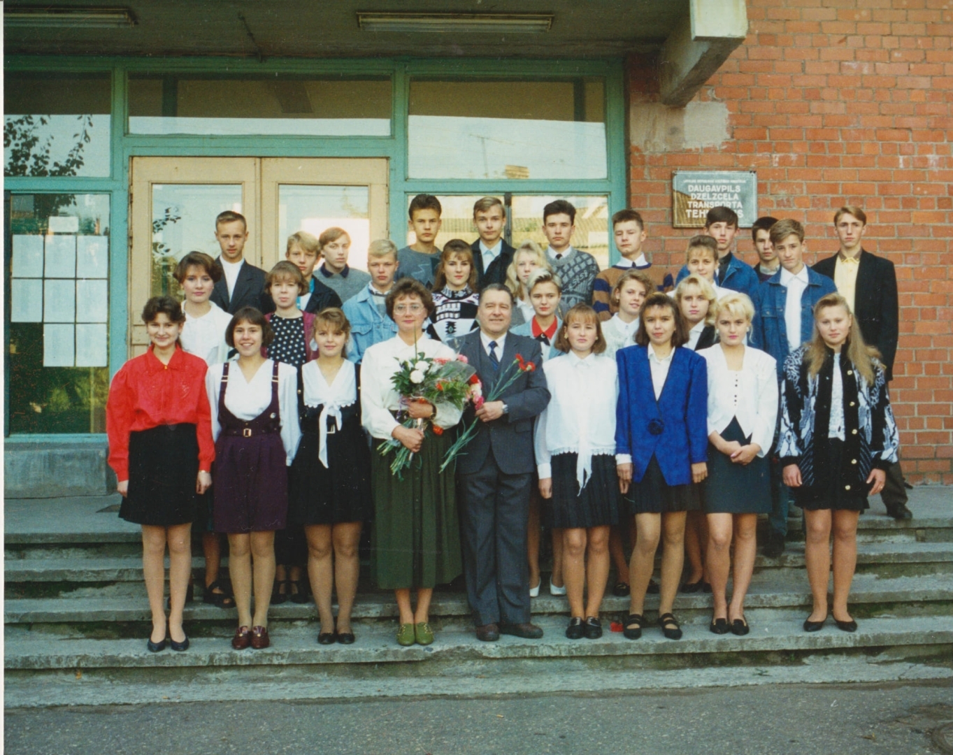 1998. gada grupas foto pie koledžas ieejas