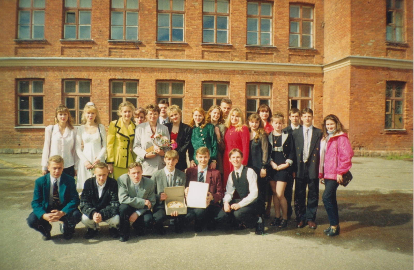 1998. gada grupas foto pie koledžas ēkas