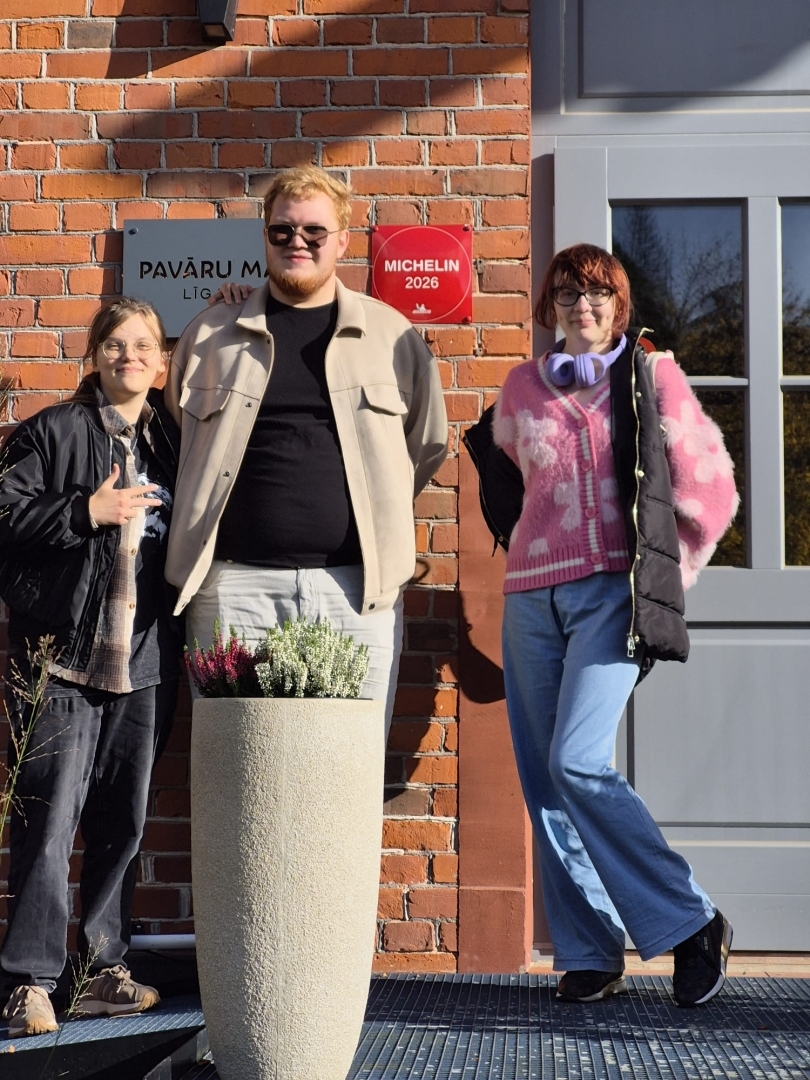 Izglītojamie pie “Pavāru mājas” Līgatnē