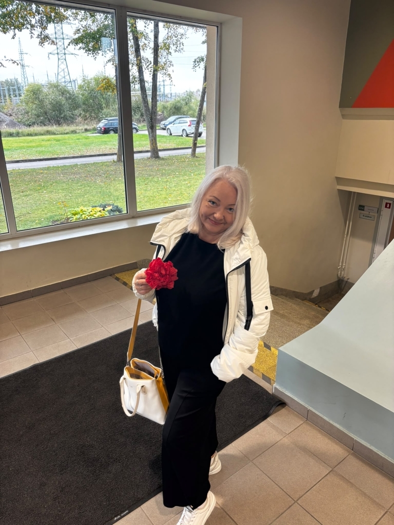 Pedagoģe ar dāvanu