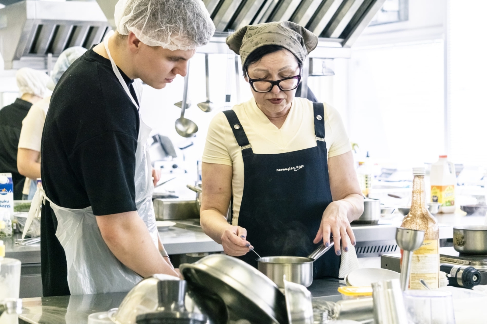 Praktiskā nodarbība dalībnieki apgūst tradicionālo Latgales ēdienu pagatavošanu