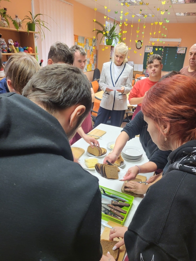 Izglītojamie gatavo sviestmaizes