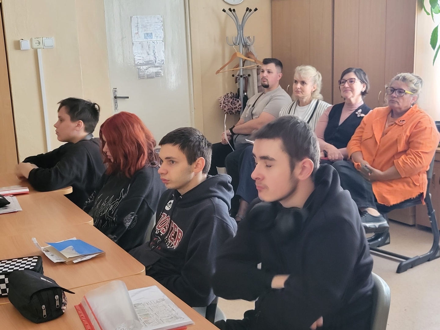 Izglītojamie lekcijā, DTTT pedagogi vēro mācību stundu