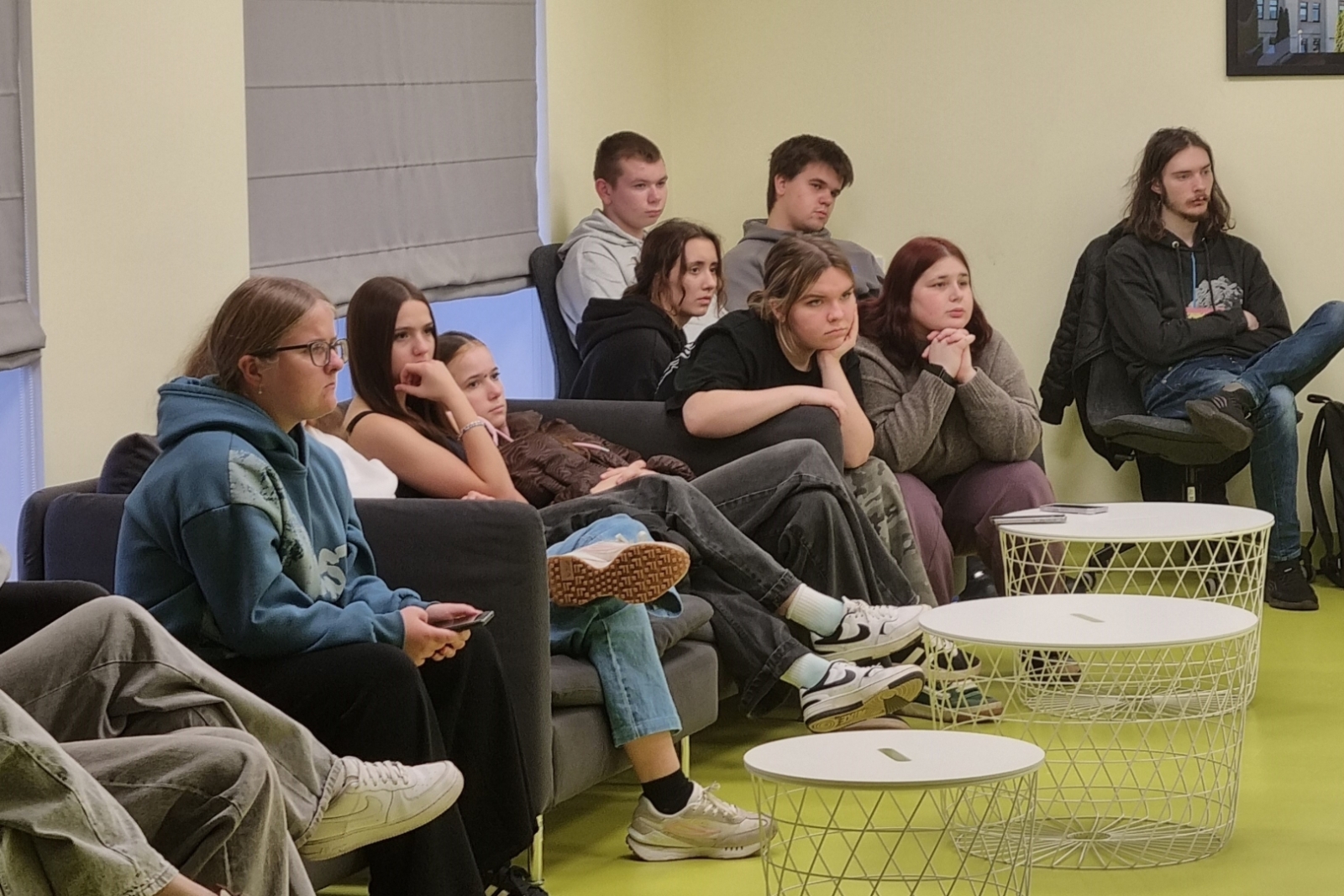 Pirmkursnieki sēž konferenču zālē
