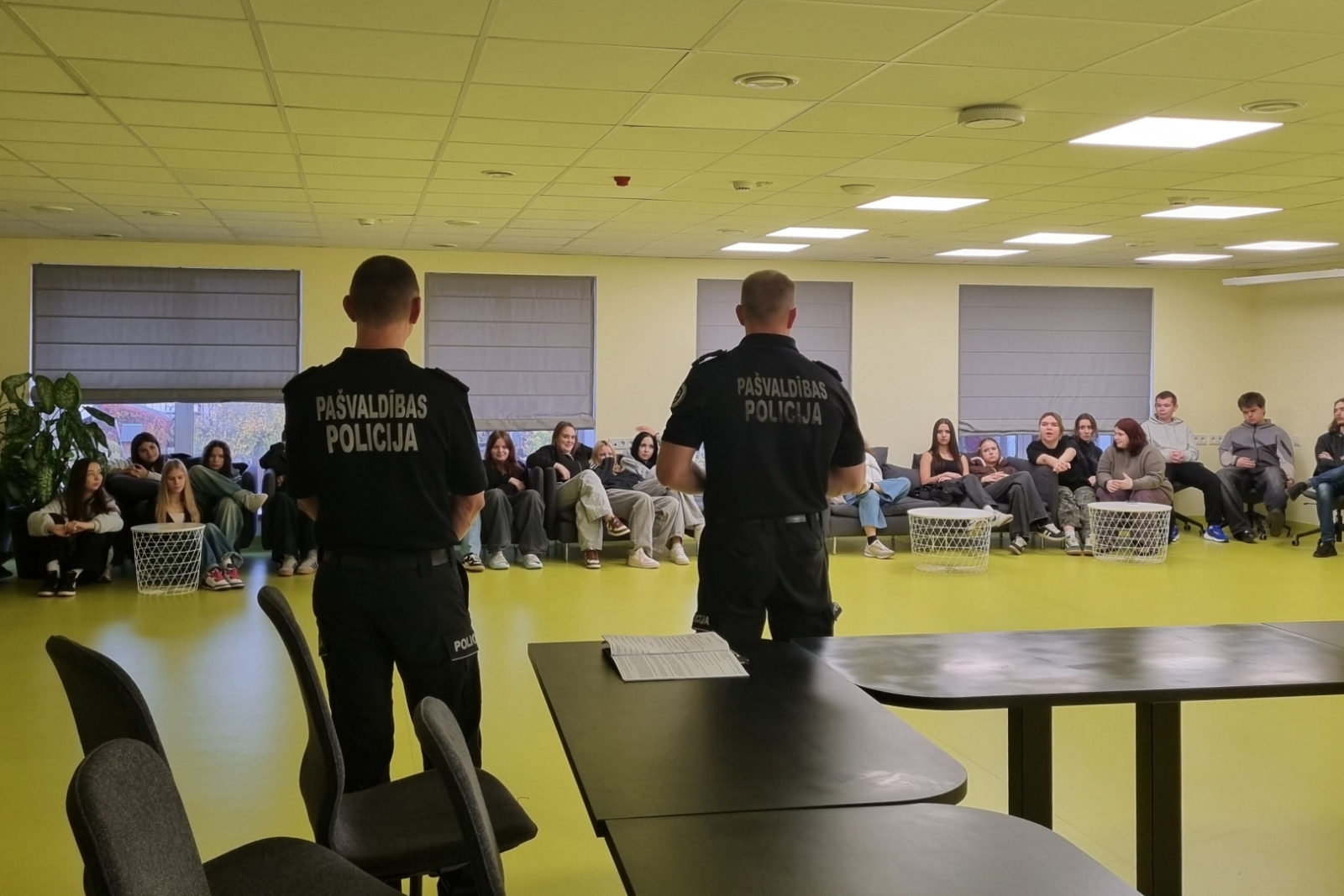 Pašvaldības policijas pārstāvji vadā lekciju pirmkursniekiem  