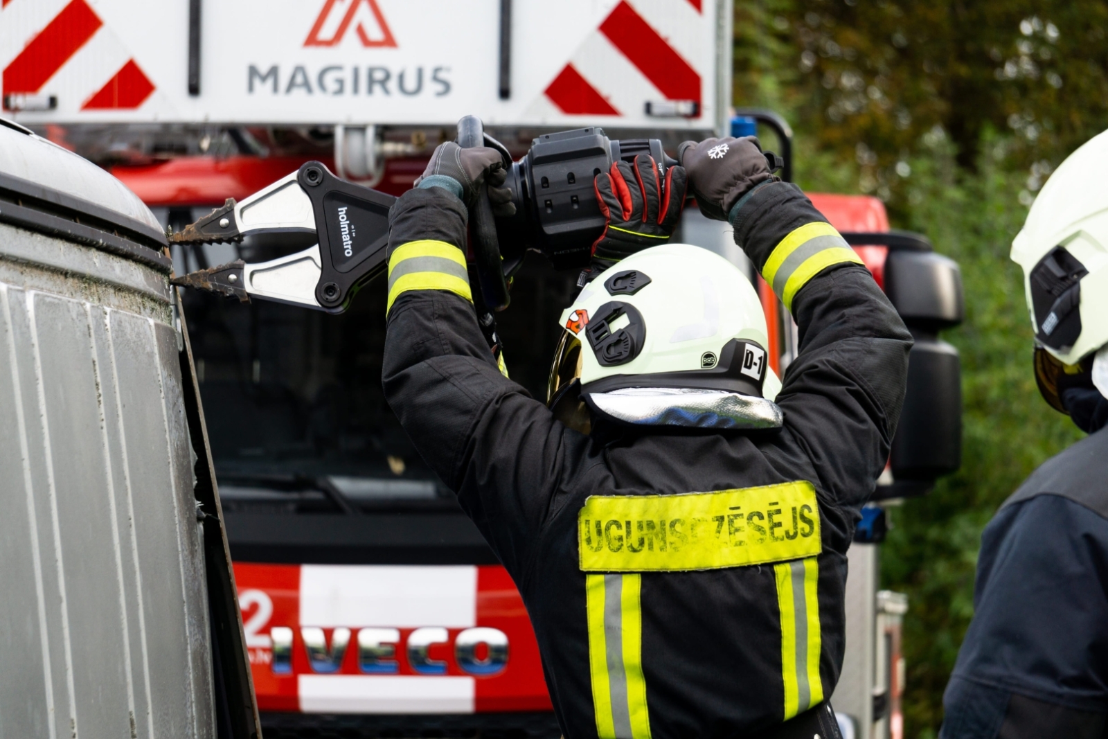 Ugunsdzēsēji ar speciālu ierīci griež automašīnas jumtu