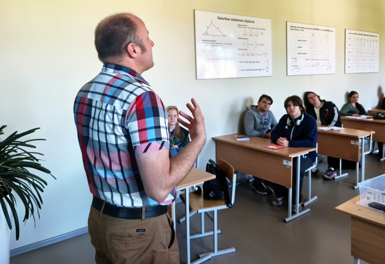 Skolotājs vada stundu klases priekšā