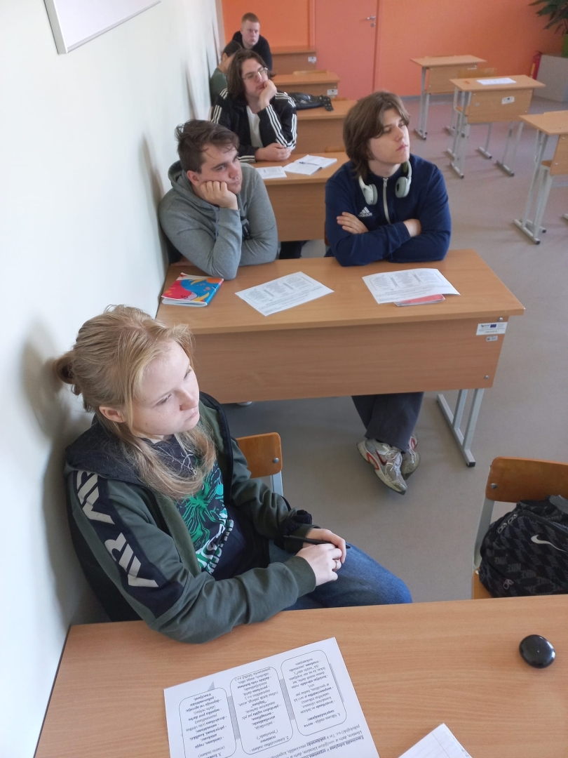 Izglītojamie sēž klasē un klausās skolotāja sniegto informāciju