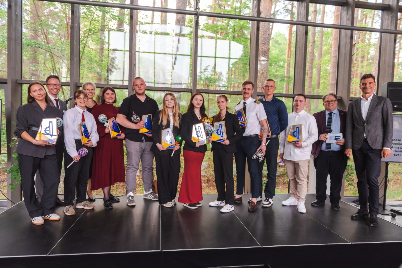 „VET Excellence Award 2026” ceremonijas dalībnieki ar saņemtajiem apbalvojumiem