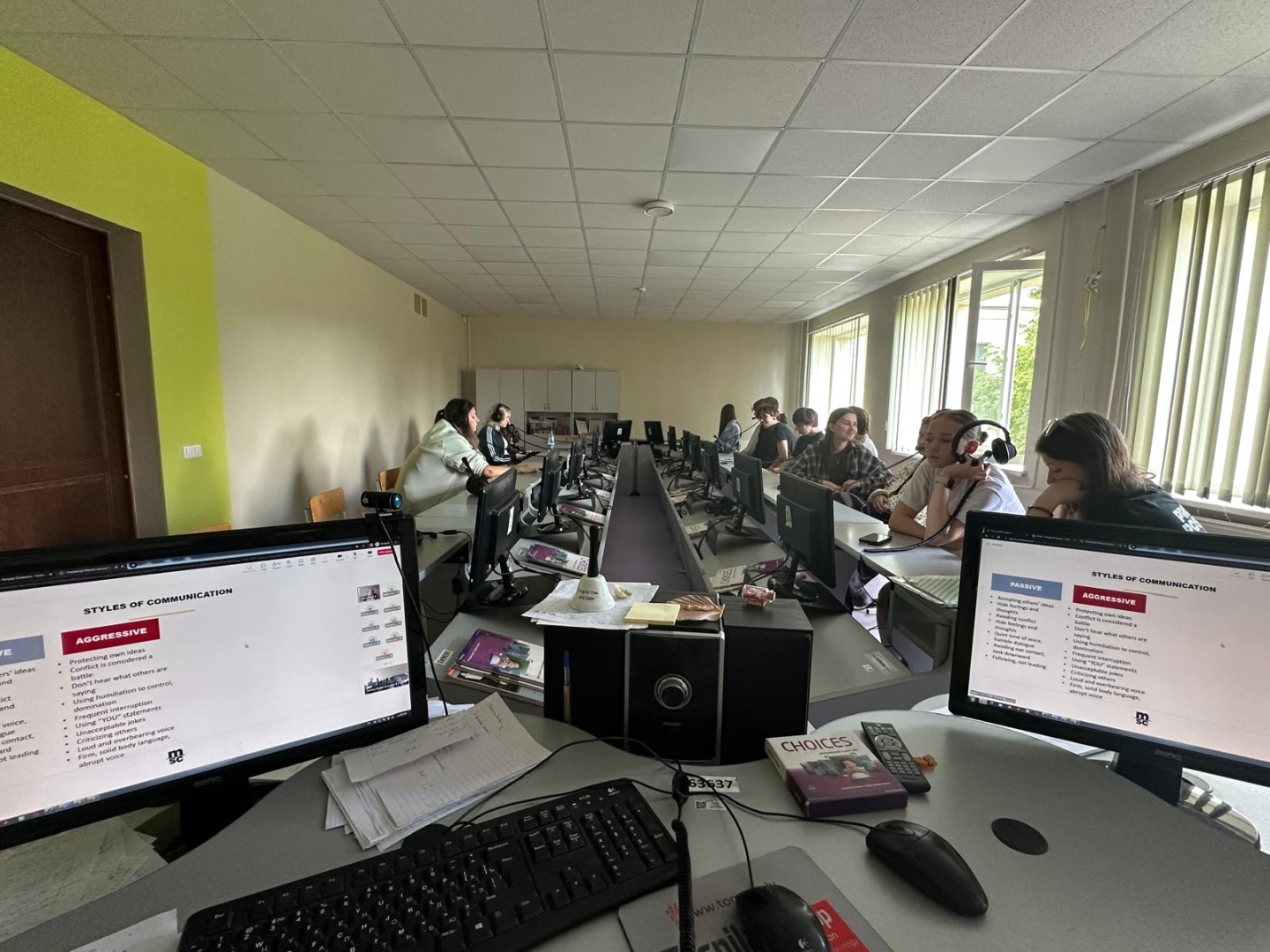 Loģistikas programmas izglītojamie vieslekcijas "Klientu serviss" laikā datorklasē