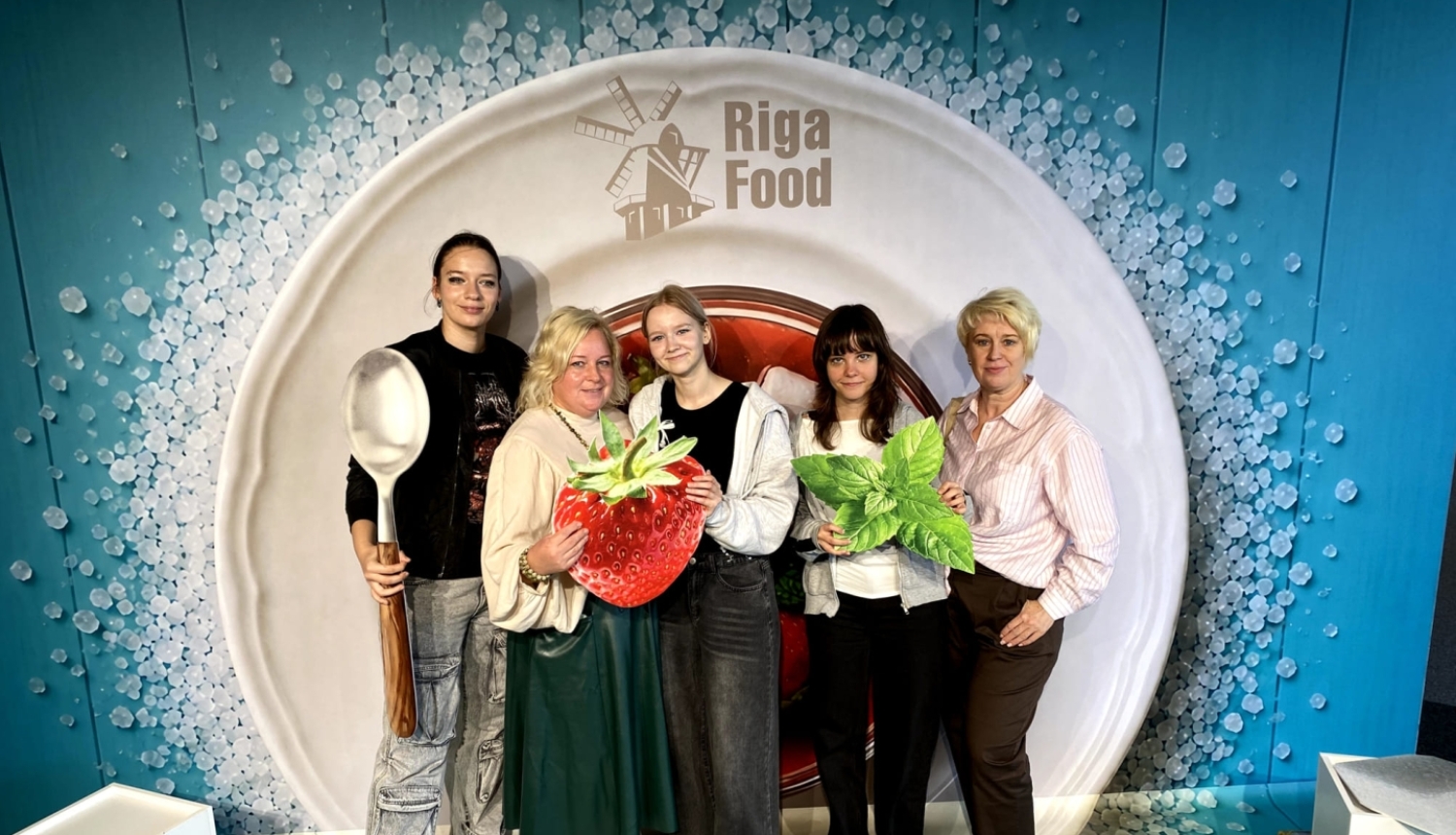 Tehnikuma izglītojamas kopā ar profesionālās izglītības skolotājām izstādē "Riga Food 2026"