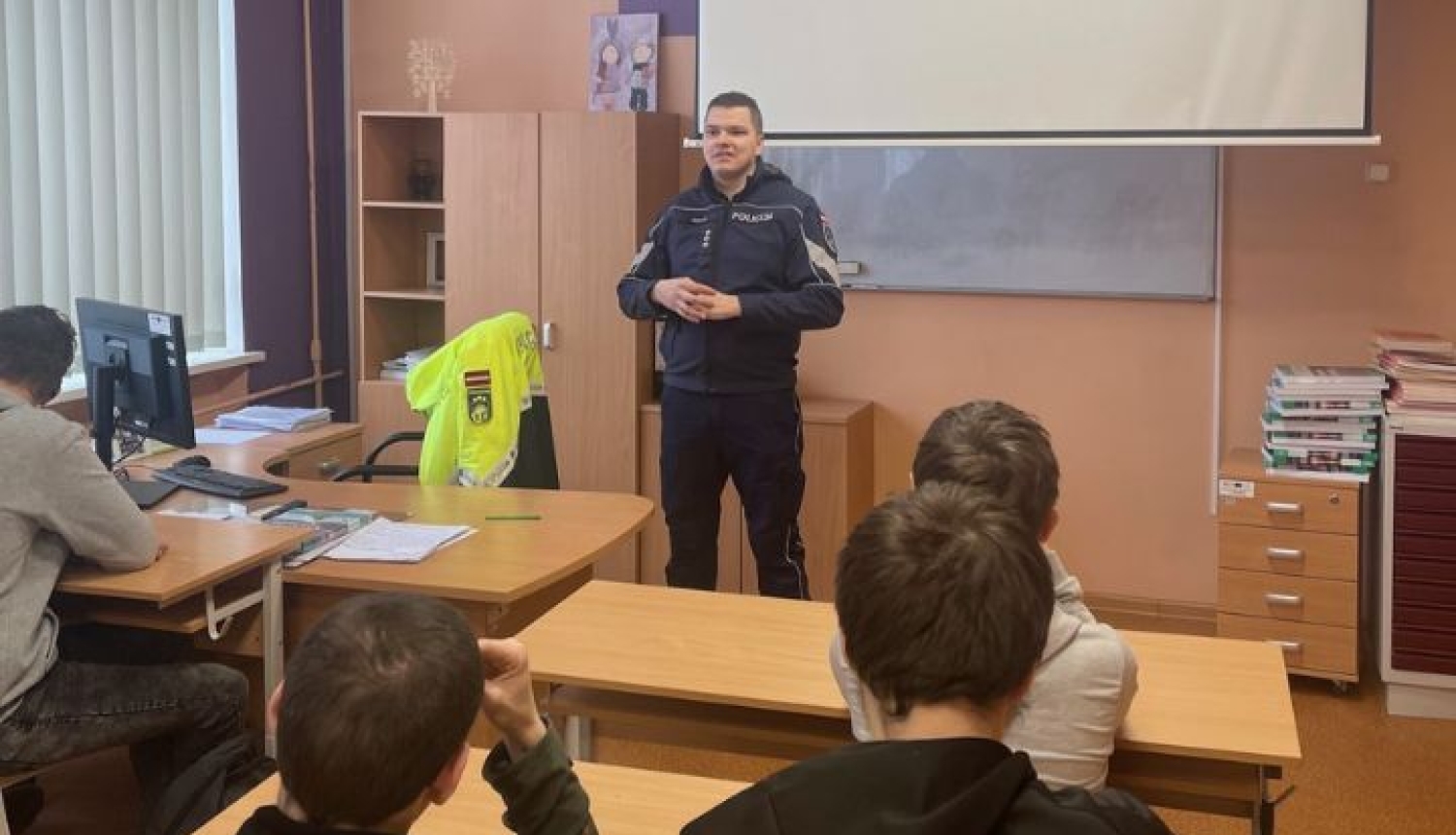 Izglītojamo sarunas ar Valsts policijas pārstāvjiem par drošību un atbildību
