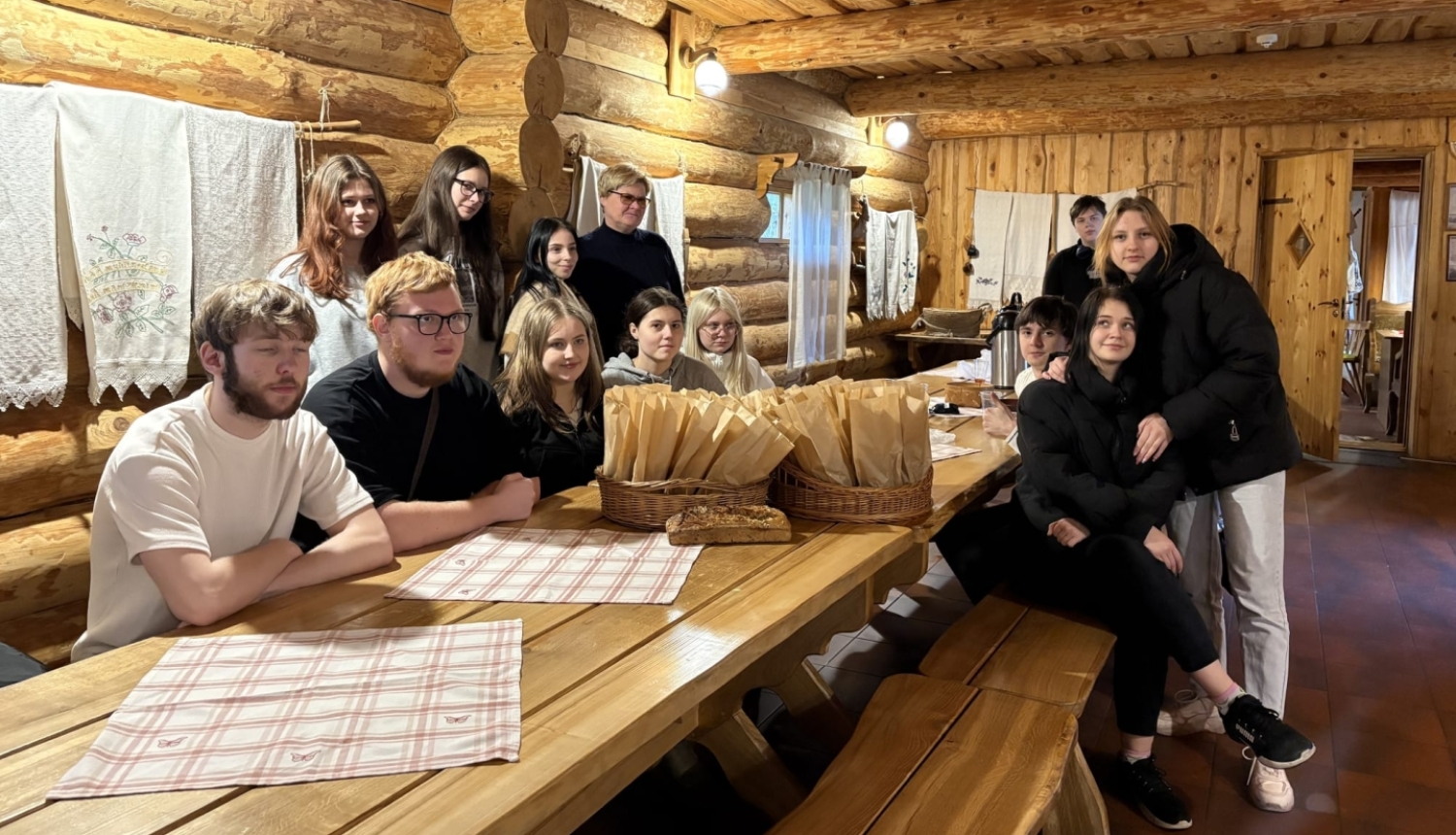 Izglītojamie tradicionālā Latgales lauku mājā