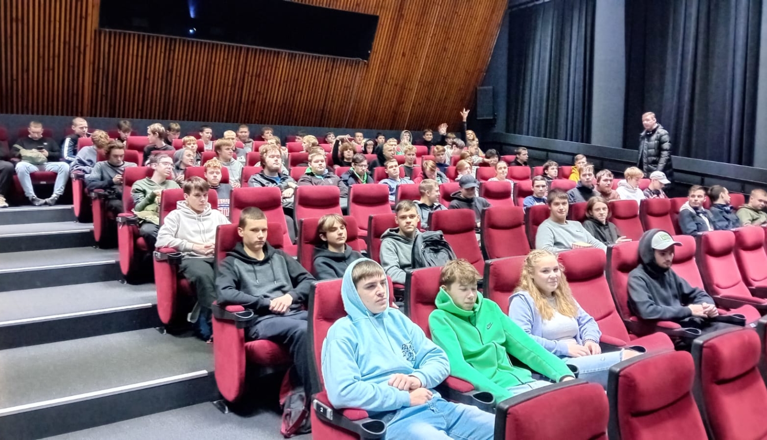 Izglītojamie skatās animācijas filmu kinoteātrī