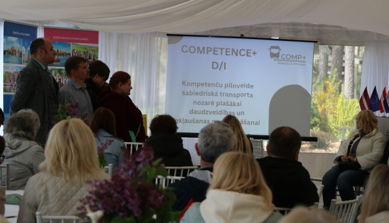 Pasākuma dalībnieki vēro projekta COMPETENCE+ D/I rezultātu prezentāciju