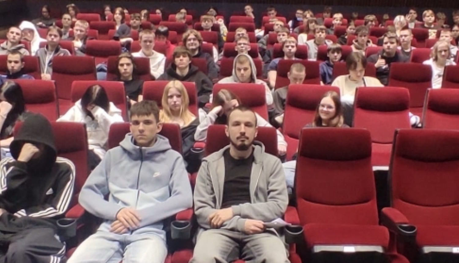Tehnikuma izglītojamie multimediālajā zālē pirms filmas "Dvēseļu putenis" seansa