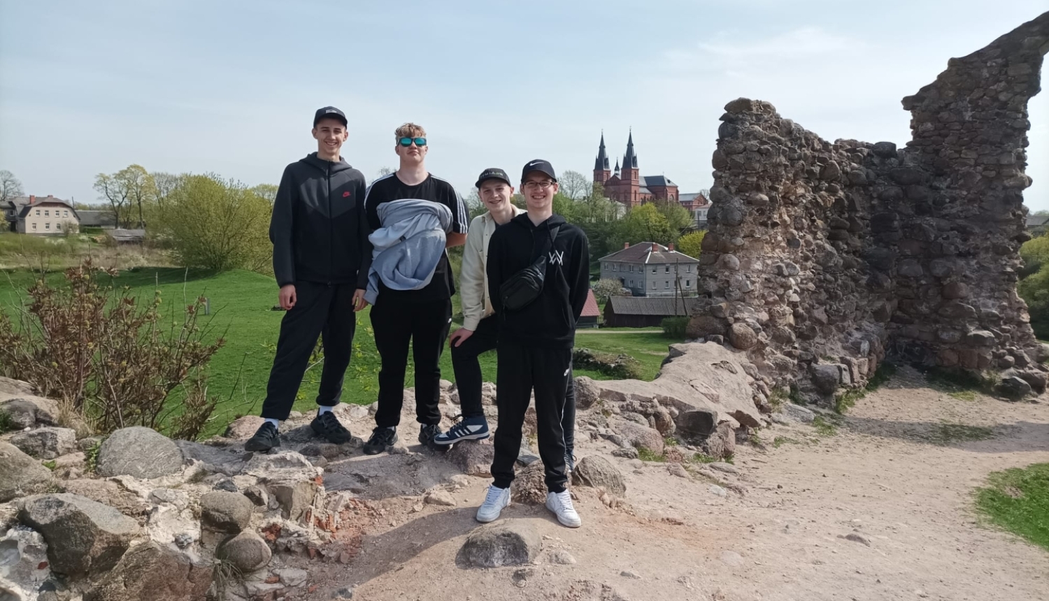 Izglītojamie pie Rēzeknes pilsdrupām