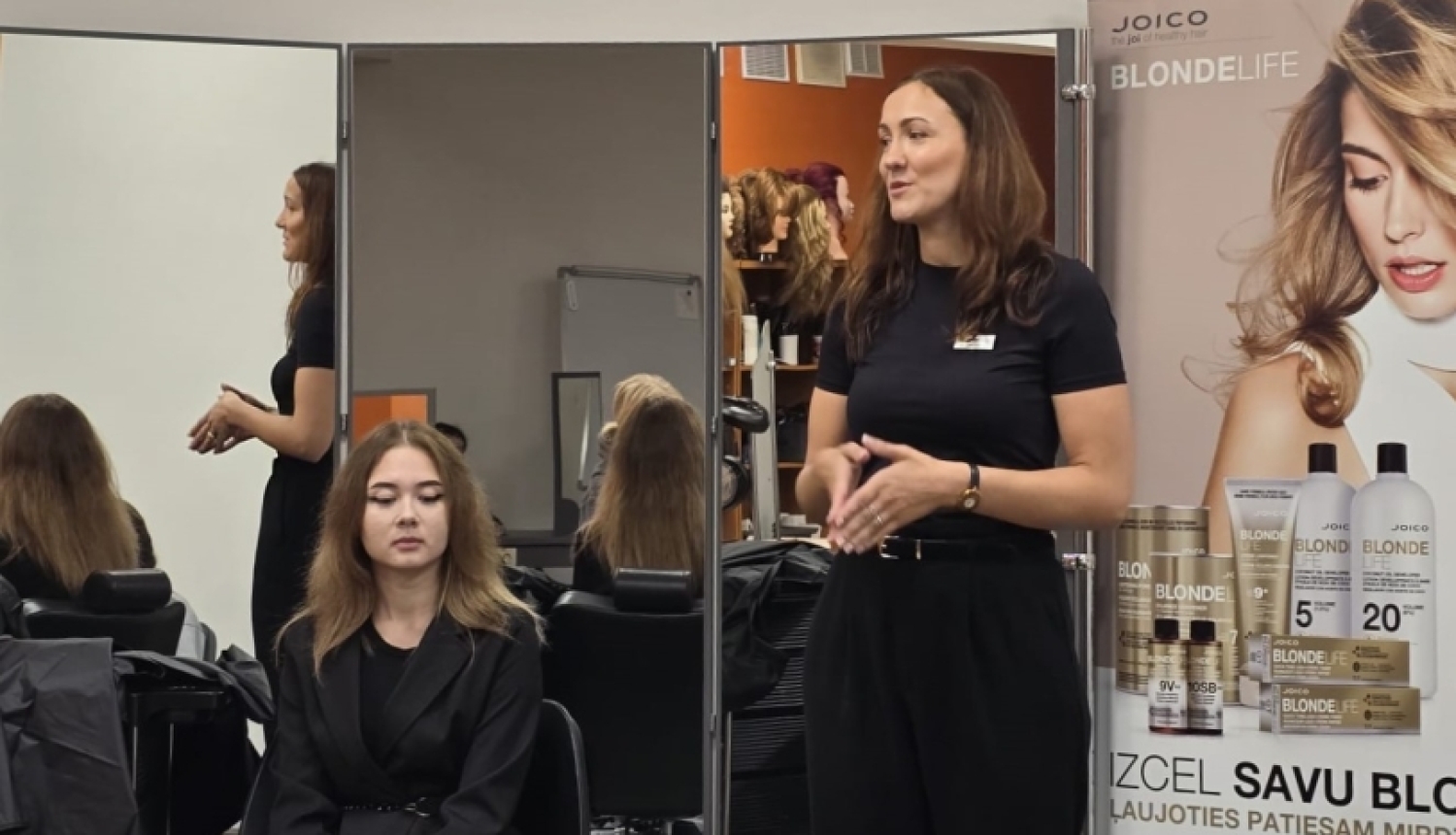 JOICO LumiShine semināra laikā speciāliste demonstrē profesionālās matu krāsošanas metodes un iepazīstina izglītojamus ar produktu pielietojumu