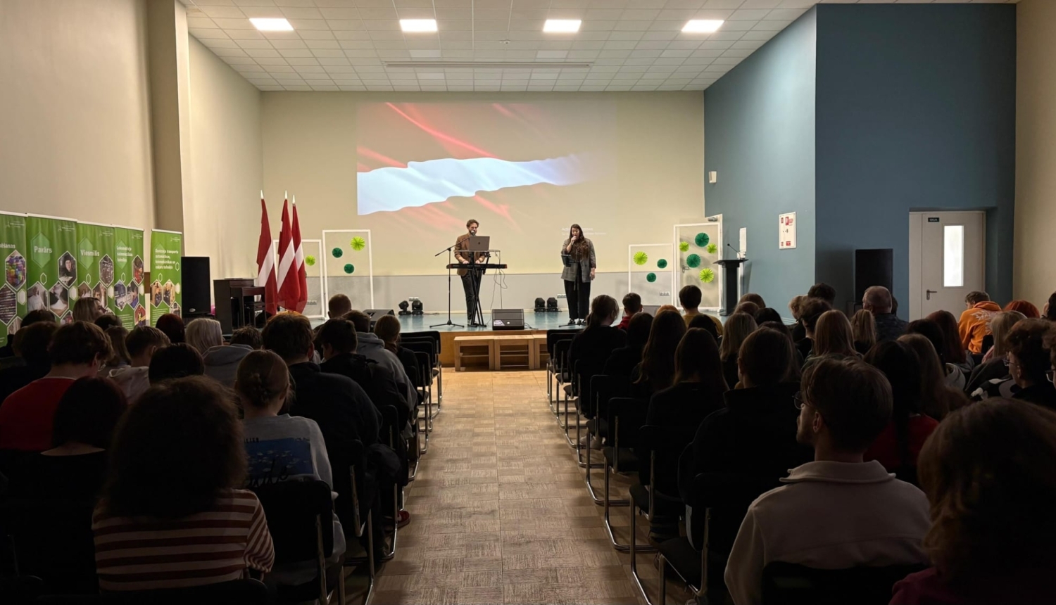 Mākslinieki uzstājas tehnikuma aktu zālē