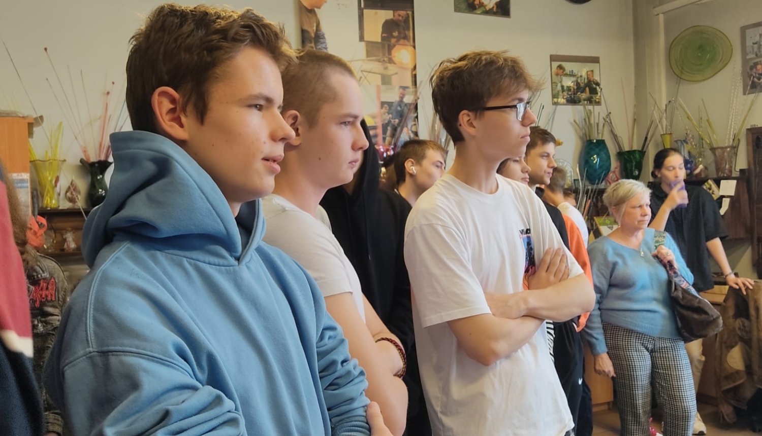 Audzēkņu grupa iepazinās ar stikla fabrikas vēsturi