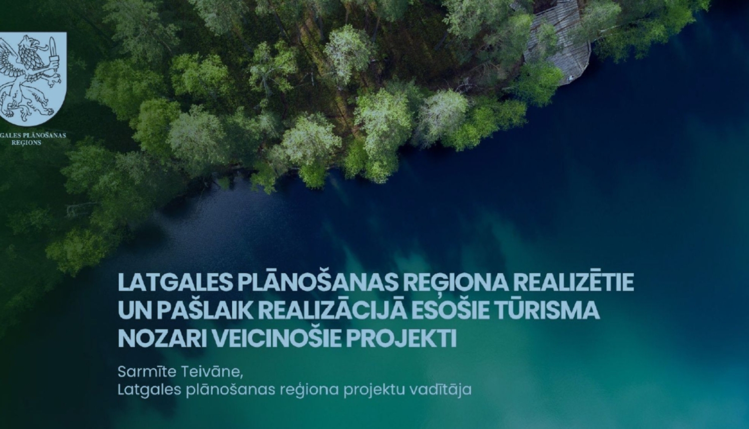 Gaisa skats uz mežainu ezera krastu ar virsrakstu par Latgales plānošanas reģiona tūrisma projektiem