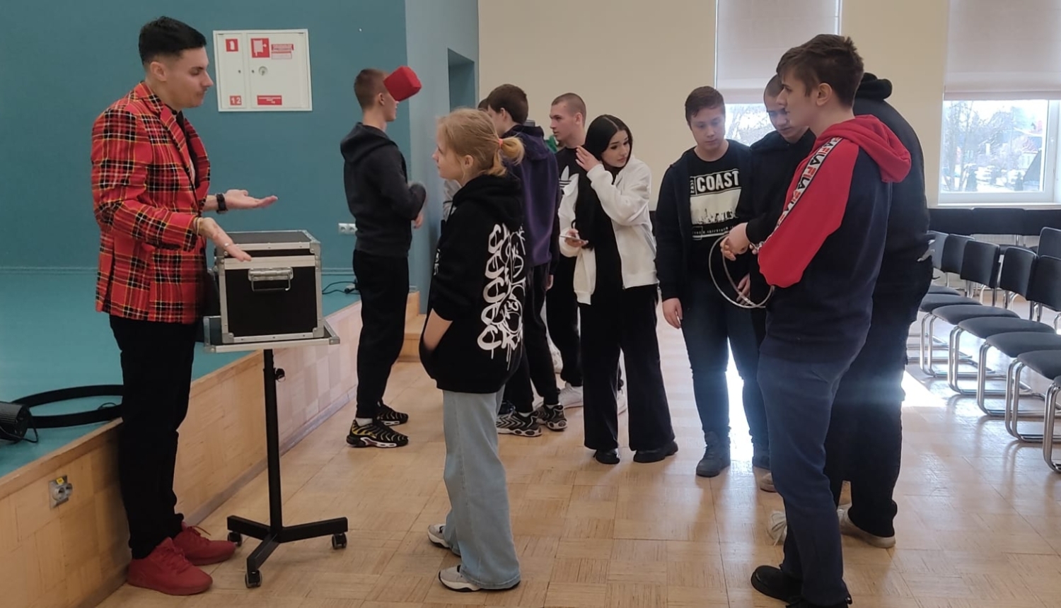 Iluzionists iesaista izglītojamos burvju triku apguvē