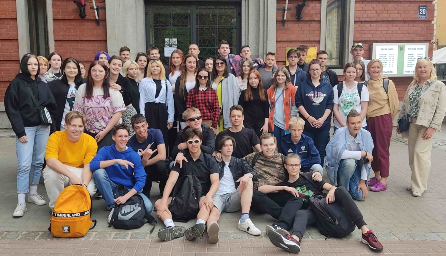 Izglītojamo kopbilde pie Latvijas kara muzeja