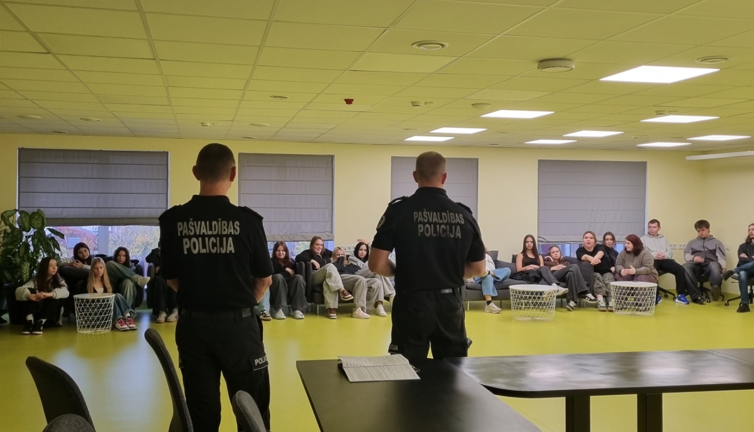 Pašvaldības policijas pārstāvji vadā lekciju pirmkursniekiem  