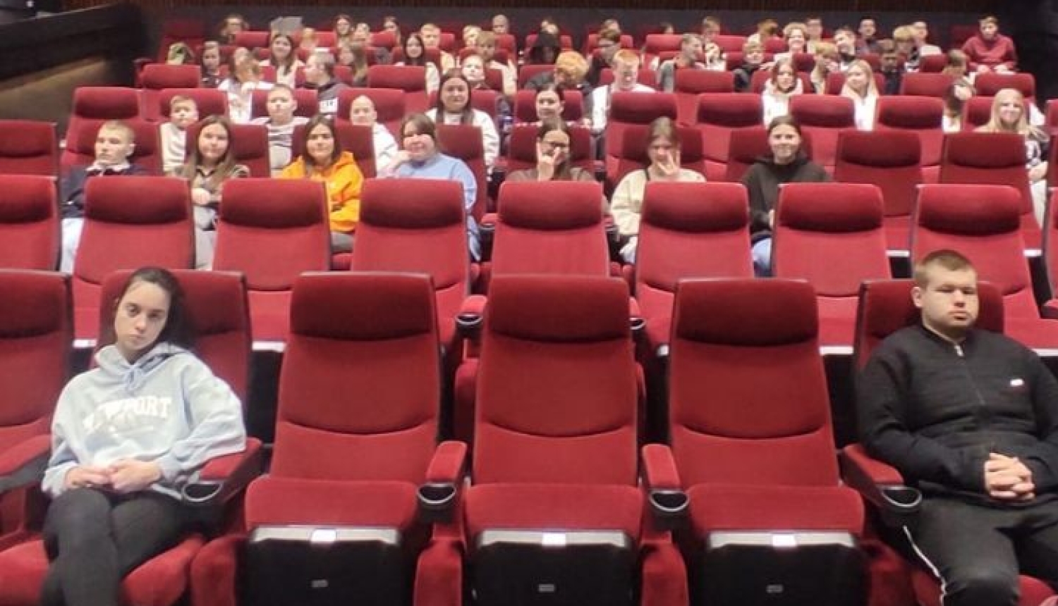 Tehnikuma izglītojamie multimediālajā zālē pirms filmas "Straume"seansa