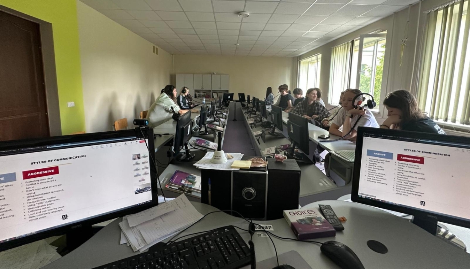 Loģistikas programmas izglītojamie vieslekcijas "Klientu serviss" laikā datorklasē