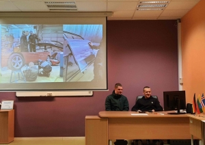2 puiši krāsaini prezentē