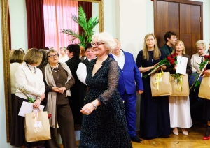 Aleksandra Pomitkina dodas saņemt balvu