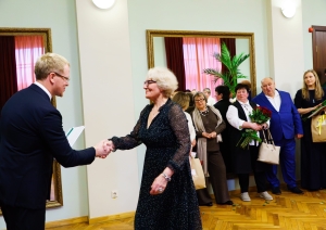 Aleksandra Pomitkina saņem balvu un apsveikumu