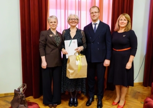 Aleksandra Pomitkina kopbildē ar mēru