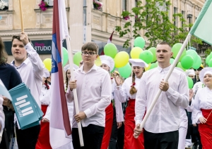 Daugavpils pilsētas svētku gājiens, kurā piedalās Daugavpils Tehnoloģiju un tūrisma tehnikuma izglītojamie. Izglītojamie nes tehnikuma karogus un simboliku, pārstāvot izglītības iestādi  pilsētas svētku gājienā