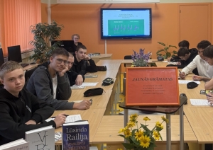 Izglītojamie dzejas stundā iepazīstas ar dzeju un bibliotēkas grāmatu izstādi