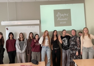1. kursa izglītojamas kopā ar latviešu valodas un literatūras skolotāju Dzejas dienu aktivitātēs