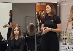 JOICO LumiShine semināra laikā speciāliste demonstrē profesionālās matu krāsošanas metodes un iepazīstina izglītojamus ar produktu pielietojumu