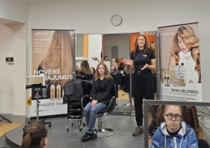 JOICO LumiShine semināra praktiskā nodarbība, kurā izglītojamie iepazīstas ar profesionālās matu krāsošanas metodēm un produktiem