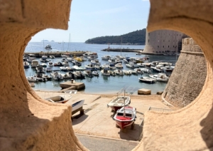 Līcis ar laivām Dubrovnikā